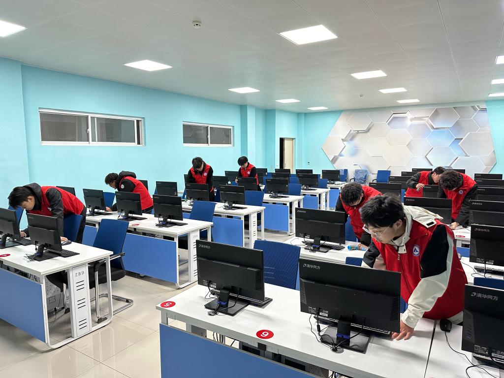 軟件工程系開展“與雷鋒精神同行”系列計算機系統服務活動